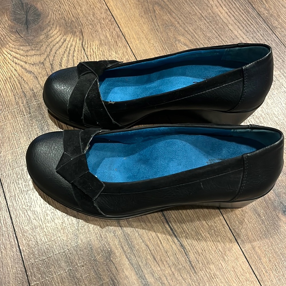 Vionic orthoheel black leather slip on wedge Chloe size 6